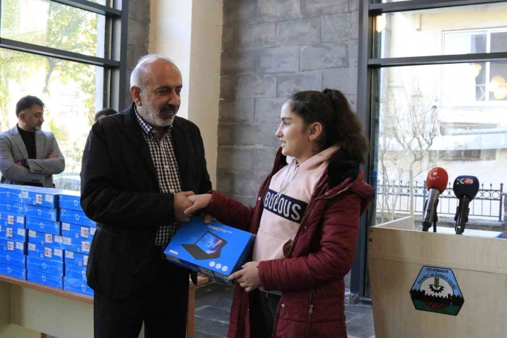 Dtso Kürtçe Hikaye Yarışmasına Katılan Çocuklara Tablet Hediye Etti