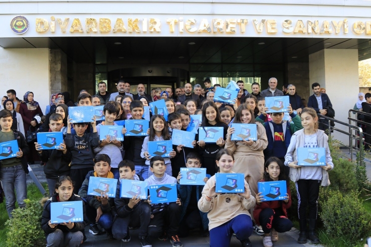 Dtso Kürtçe Hikaye Yarışmasına Katılan Çocuklara Tablet Hediye Etti