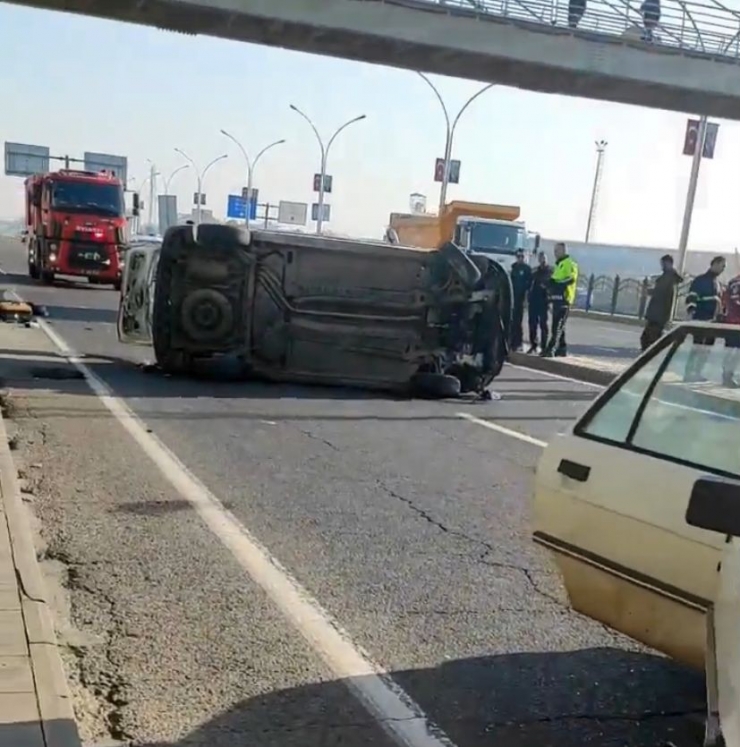 Direksiyon Hakimiyetini Kaybetti, Refüje Çarparak Başka Aracın Üzerine Düştü