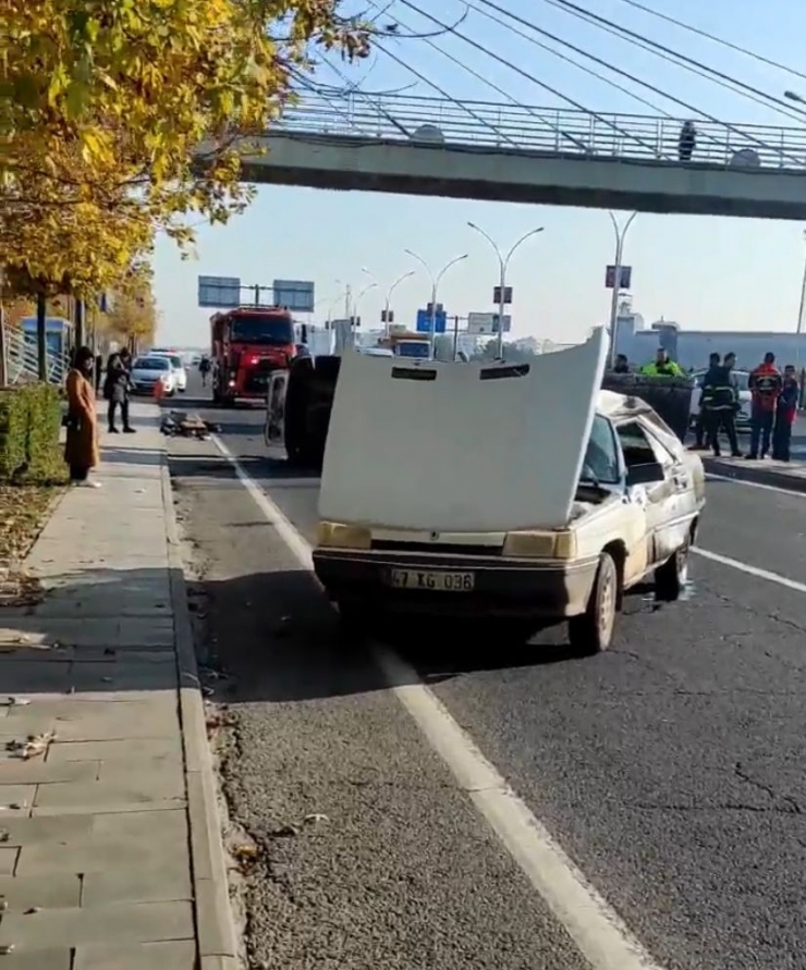 Direksiyon Hakimiyetini Kaybetti, Refüje Çarparak Başka Aracın Üzerine Düştü