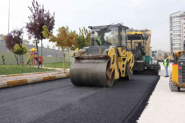 Karaköprü’de Asfalt Yol Yenileme Seferberliği Sürüyor