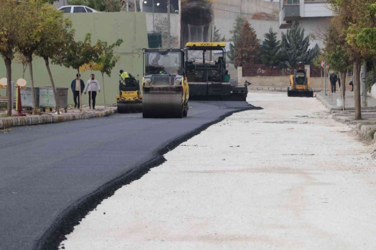 Karaköprü’de Asfalt Yol Yenileme Seferberliği Sürüyor