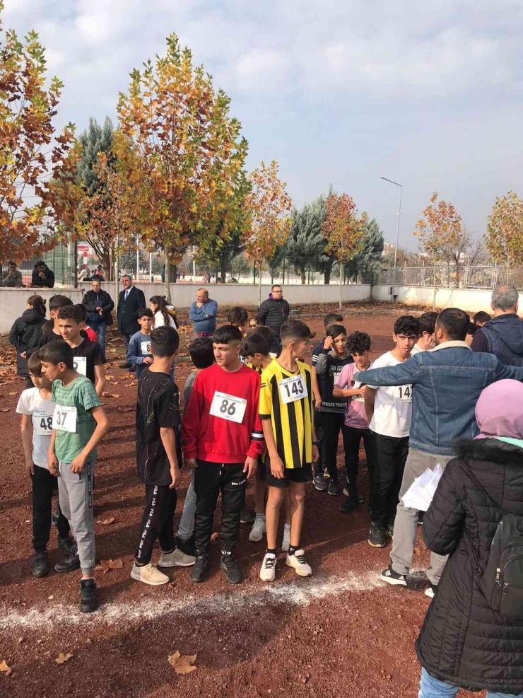 Dicle İlçesi Bozoba Ortaokulu Kros Yarışmasında Diyarbakır 2’ncisi Oldu