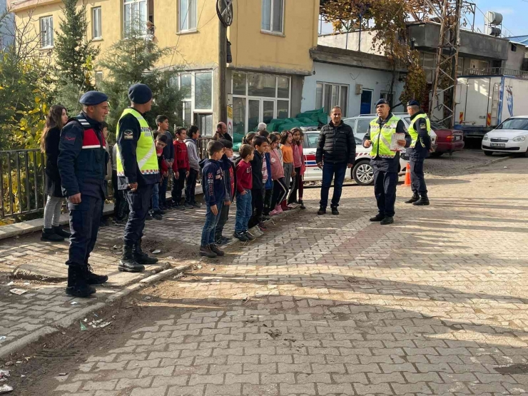 Polis Ve Jandarmadan Çocuklara Trafik Eğitimi