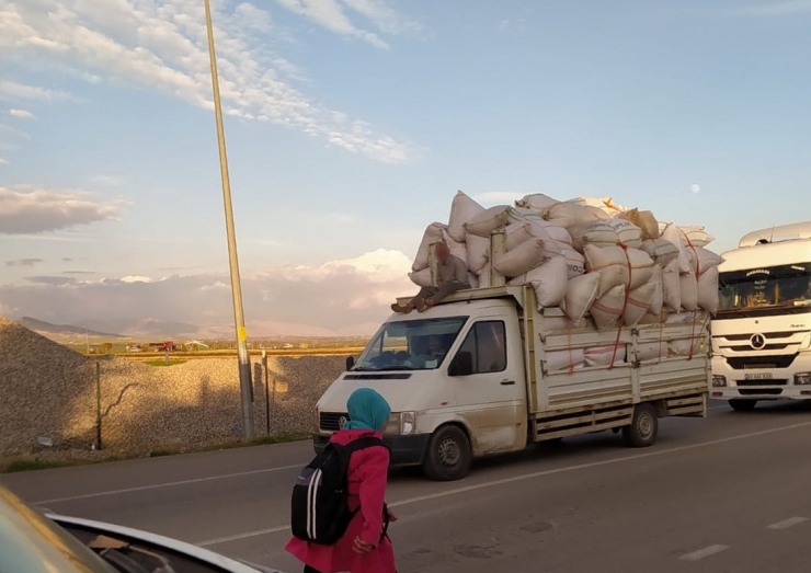 Kamyonetteki Tehlikeli Yolculuk Yürekleri Ağza Getirdi