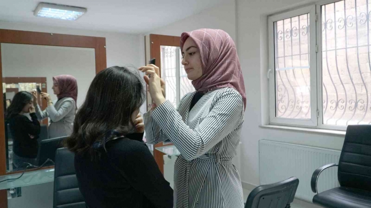 Kuaförlük Ve Cilt Bakım Kursuna Yoğun İlgi