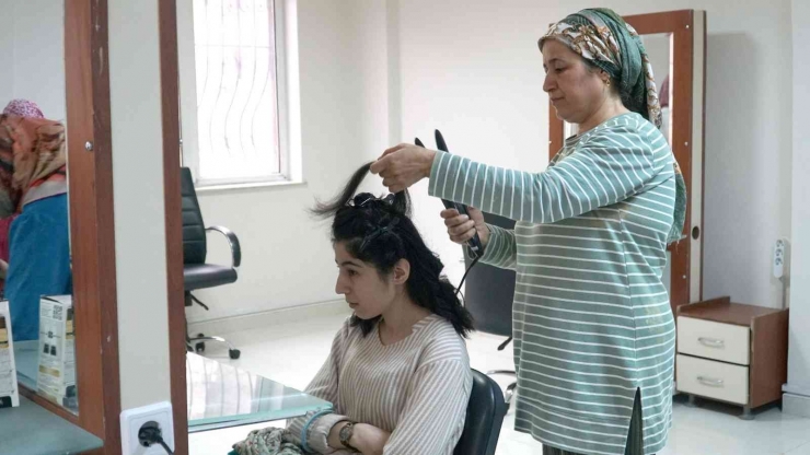 Kuaförlük Ve Cilt Bakım Kursuna Yoğun İlgi