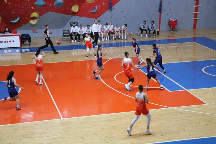 Diyarbakır Kadın Basketbol Takımı Kendi Sahasında Güldü