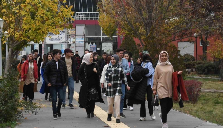 Lise Öğrencileri Üniversiteyi Gezdi