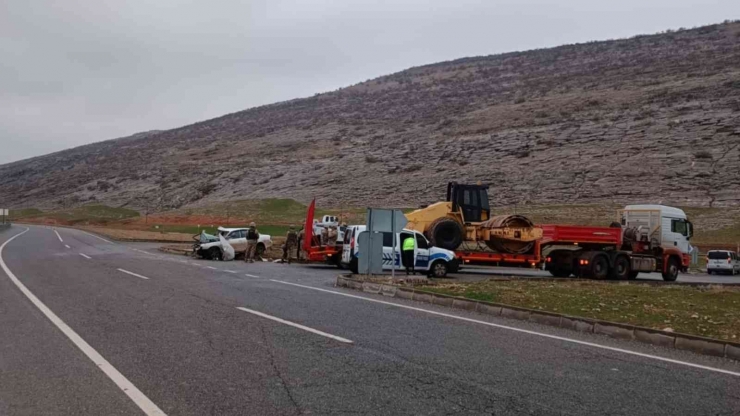 Tırla Çarpışan Otomobil Hurdaya Döndü: 4 Yaralı