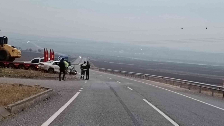 Tırla Çarpışan Otomobil Hurdaya Döndü: 4 Yaralı