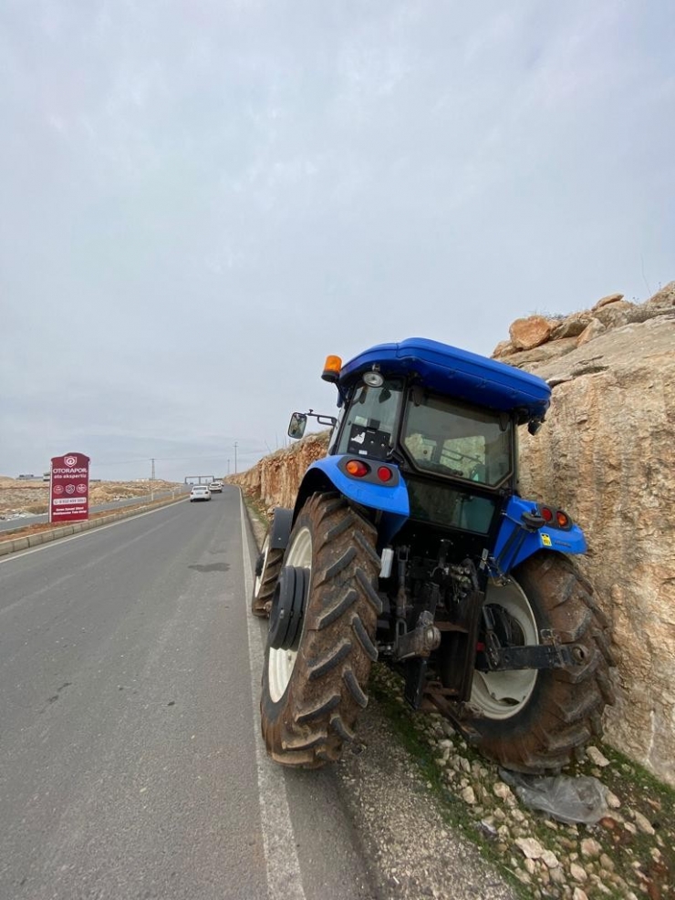 Yakalanacaklarını Anlayınca Traktörleri Bırakıp Kaçtılar