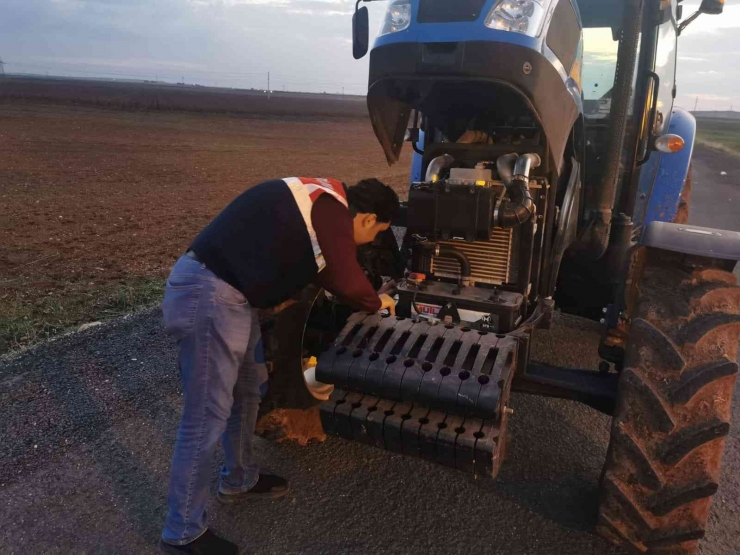 Yakalanacaklarını Anlayınca Traktörleri Bırakıp Kaçtılar