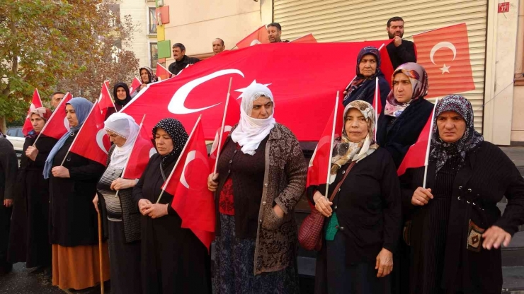 Hdp Önündeki Aileler Bombalı Saldırıyı Kınadı