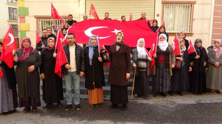 Hdp Önündeki Aileler Bombalı Saldırıyı Kınadı