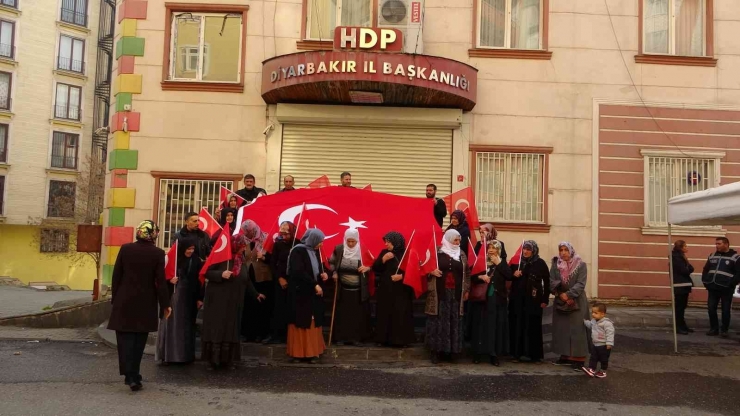 Hdp Önündeki Aileler Bombalı Saldırıyı Kınadı