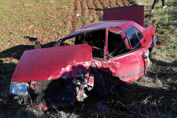 Gaziantep’te 2 Otomobil Kafa Kafa Çarpıştı: 3 Yaralı