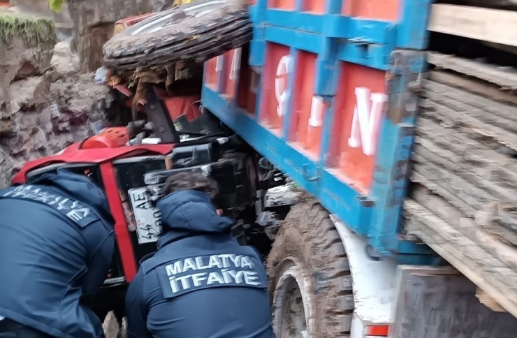 Malatya’da Devrilen Traktörün Sürücüsü Yaralandı