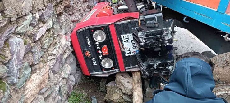 Malatya’da Devrilen Traktörün Sürücüsü Yaralandı