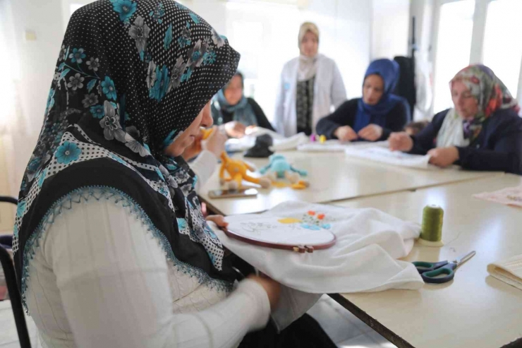 Kadın Destek Merkezleri Yediden Yetmişe Hizmet Veriyor