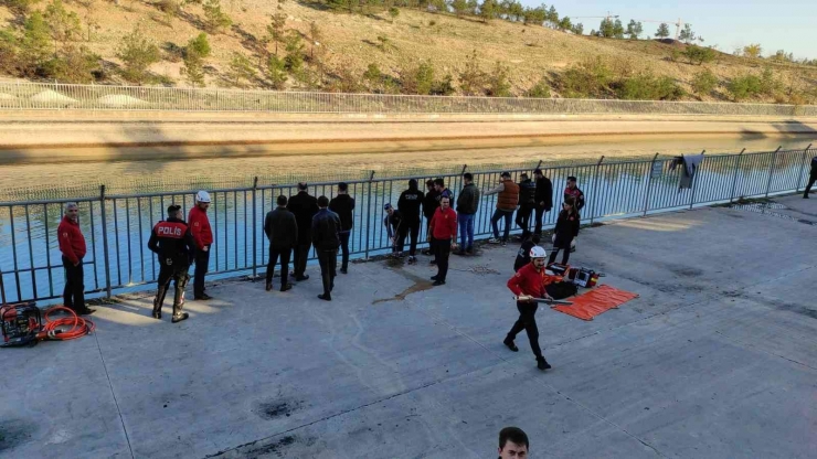 Dalgıç Polis, Çocuğu Kurtarmak İçin Dakikalarca Kalp Masajı Yaptı