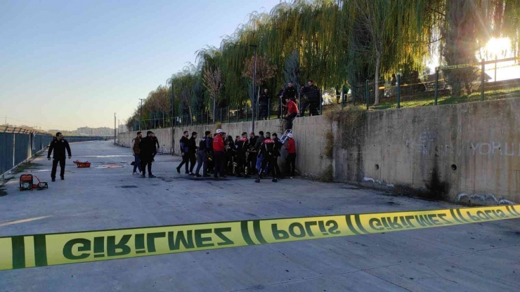 Dalgıç Polis, Çocuğu Kurtarmak İçin Dakikalarca Kalp Masajı Yaptı