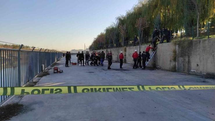 Dalgıç Polis, Çocuğu Kurtarmak İçin Dakikalarca Kalp Masajı Yaptı