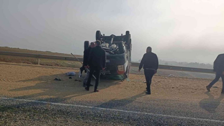 Bariyerlere Çarpan Kamyonet Ters Döndü, Tahıl Yola Savruldu