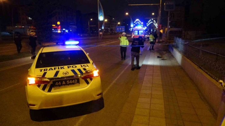 Kontrolden Çıkan Araç Kaldırımda Yürüyenlerin Arasına Daldı: 2 Ölü, 1 Yaralı