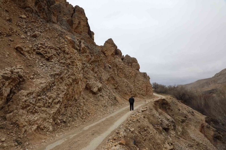 Malatya’da Yağış Sonrası Göçen Yol Tehlike Saçıyor