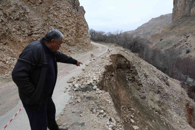 Malatya’da Yağış Sonrası Göçen Yol Tehlike Saçıyor