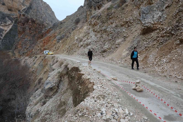 Malatya’da Yağış Sonrası Göçen Yol Tehlike Saçıyor