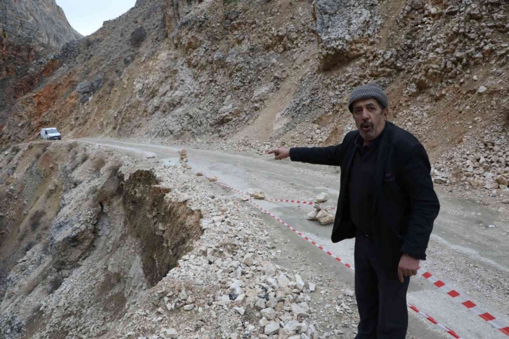 Malatya’da Yağış Sonrası Göçen Yol Tehlike Saçıyor