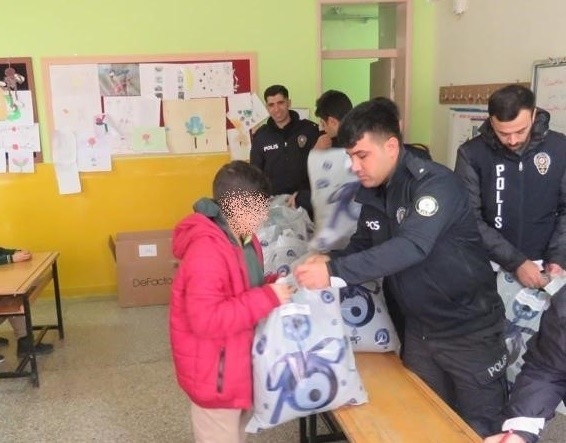 Malatya Polisinde Öğrencilere Anlamlı Yardım