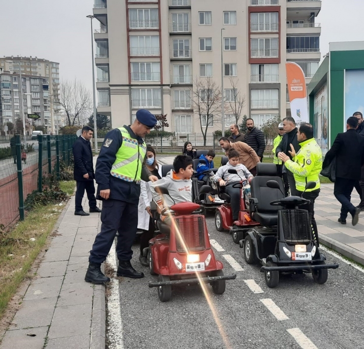 Jandarmadan Malatya’da Uygulamalı Trafik Eğitimi