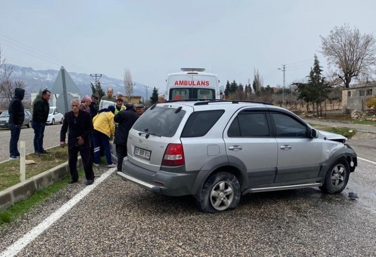 Otomobil Refüje Çarpıp Karşı Şeride Geçti: 1 Yaralı