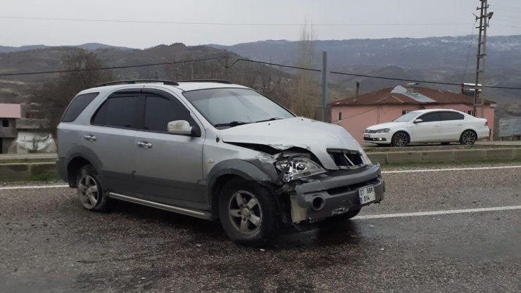 Otomobil Refüje Çarpıp Karşı Şeride Geçti: 1 Yaralı