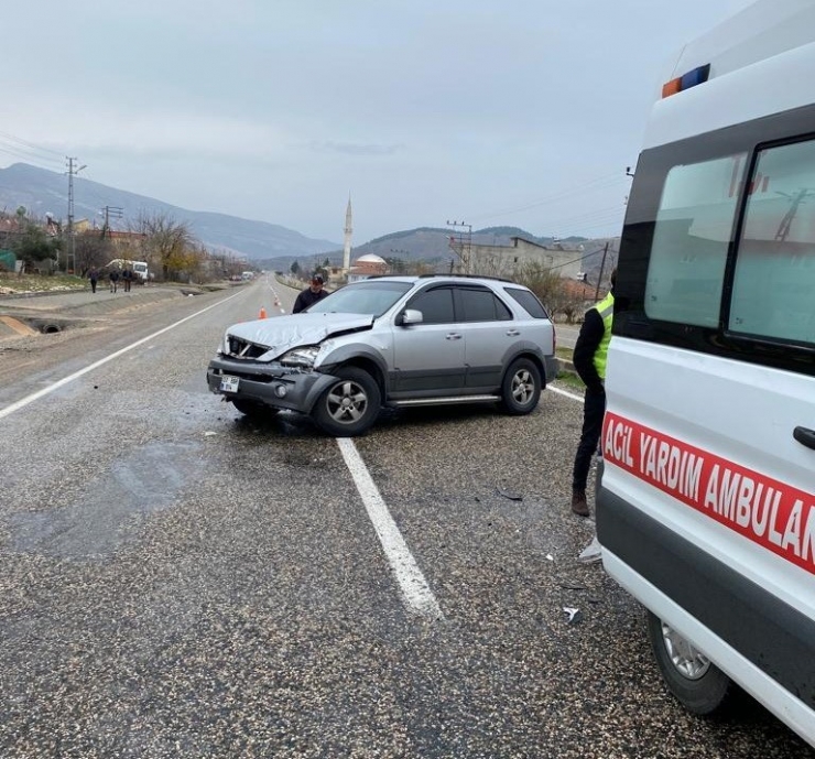 Otomobil Refüje Çarpıp Karşı Şeride Geçti: 1 Yaralı