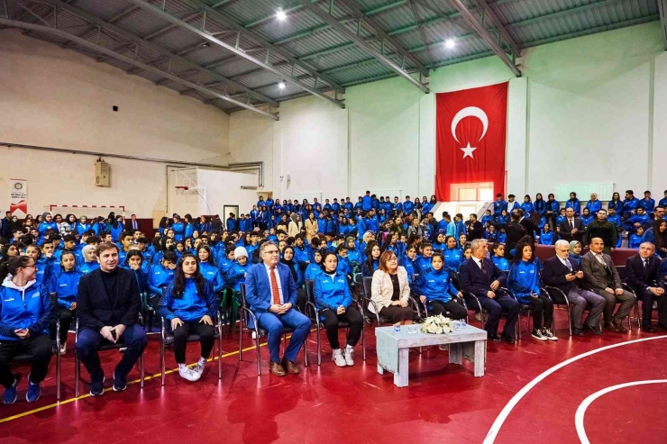 Gaziantep’te Lise Öğrencilerine Eşofman Takımı