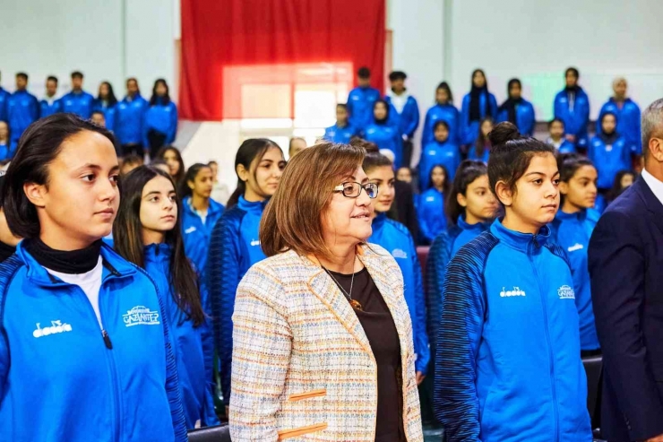 Gaziantep’te Lise Öğrencilerine Eşofman Takımı