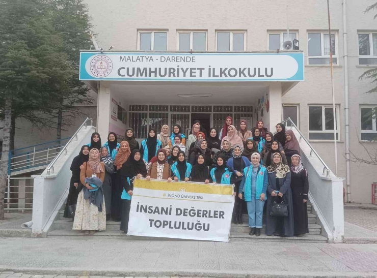 Üniversite Öğrencileri, Minikler İçin Atkı Ve Bere Ördü