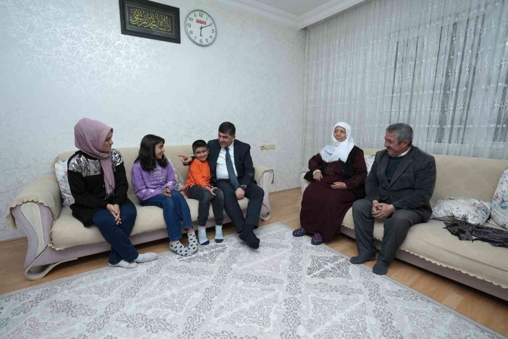 Fadıloğlu Yeni Yıla Saatler Kala 4 Hanenin Konuğu Oldu