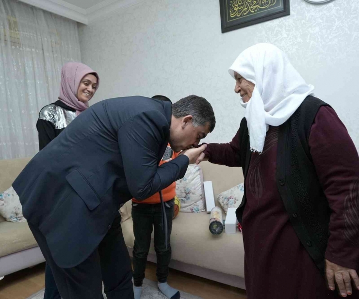 Fadıloğlu Yeni Yıla Saatler Kala 4 Hanenin Konuğu Oldu