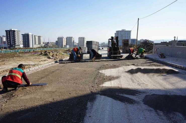 Karaköprü’de Yeni Yollar Kilitli Parkeyle Döşeniyor