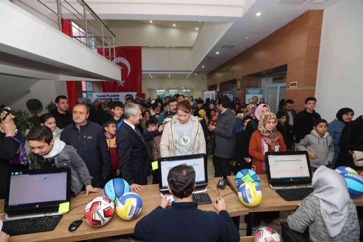 Şahinbey’de 63 Bin Öğrencinin Yüzü Güldü