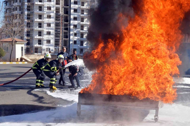 Diyarbakır Büyükşehir Belediyesi İtfaiye Ekiplerinden 6 Bin 740 Yangına Müdahale