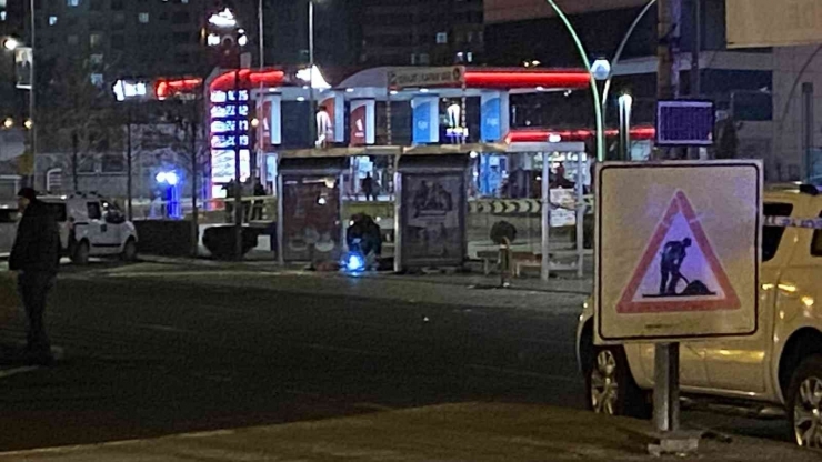 Diyarbakır’da Otobüs Durağında Şüpheli Valiz Fünye İle Patlatıldı