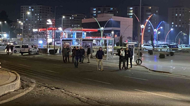 Diyarbakır’da Otobüs Durağında Şüpheli Valiz Fünye İle Patlatıldı