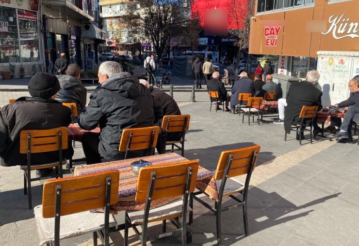 Vatandaşlar Güneşli Havanın Tadı Çıkarıyor