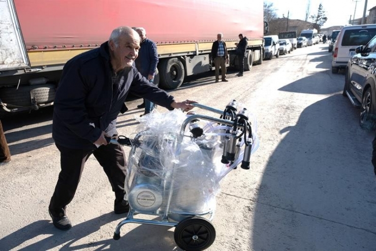 Üreticilere Seyyar Süt Sağım Makinesi